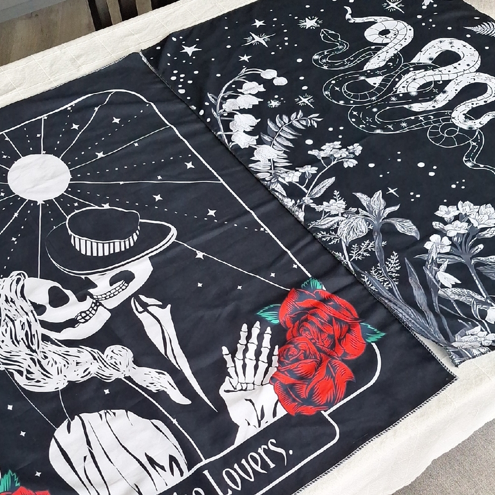 🌹 Tarot Lovers Black and White Tapestry with Red Roses
